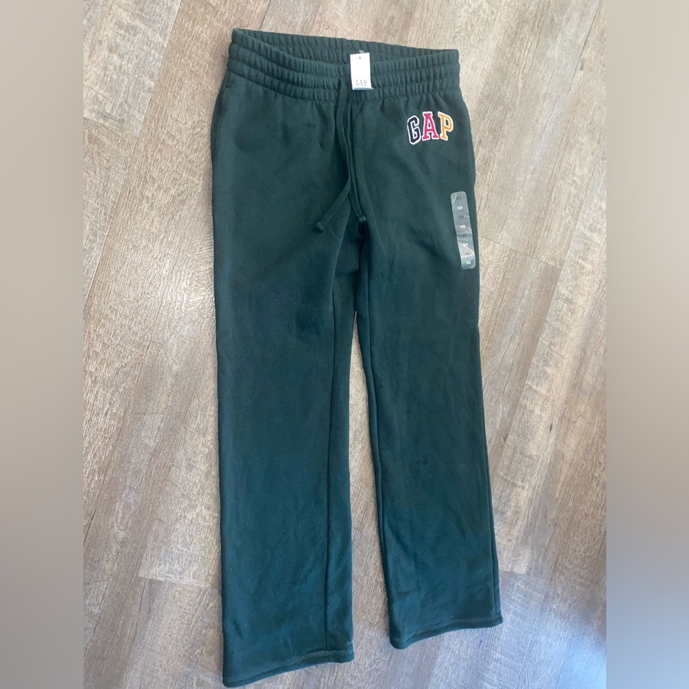 GAP women’s straight leg embroidered logo sweat pants in Essex green